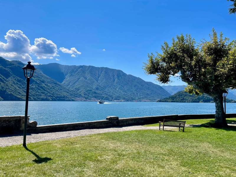 One of the quick ferries zipping along the western shore of Lake Como